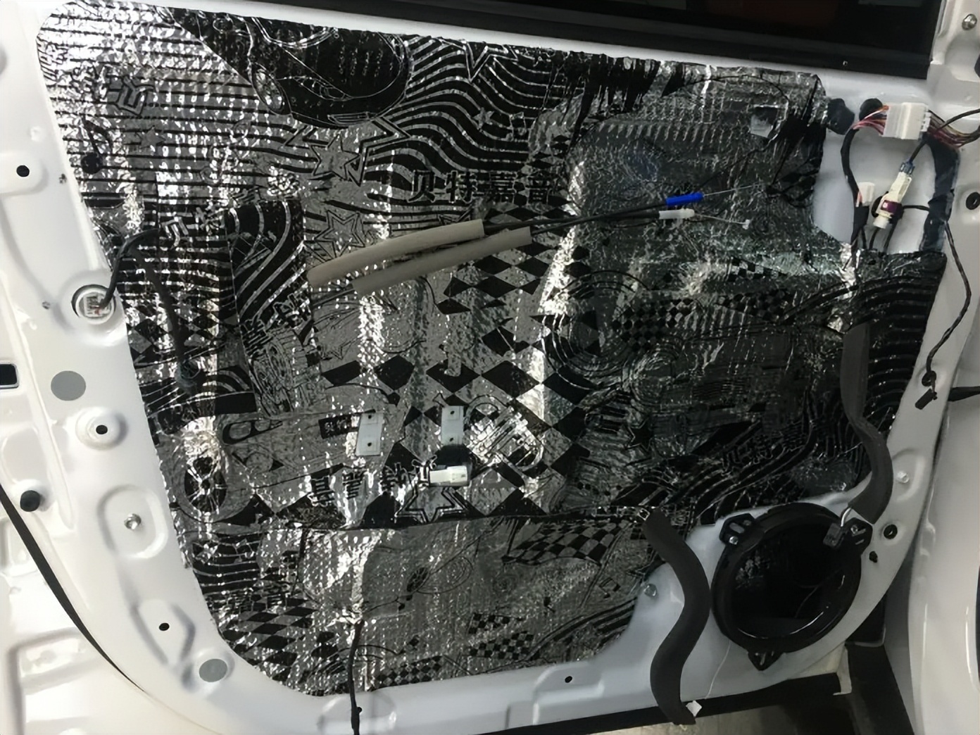 广汽传祺gs8两驱豪华智联版音响,22款广汽传祺gs8加装中置喇叭