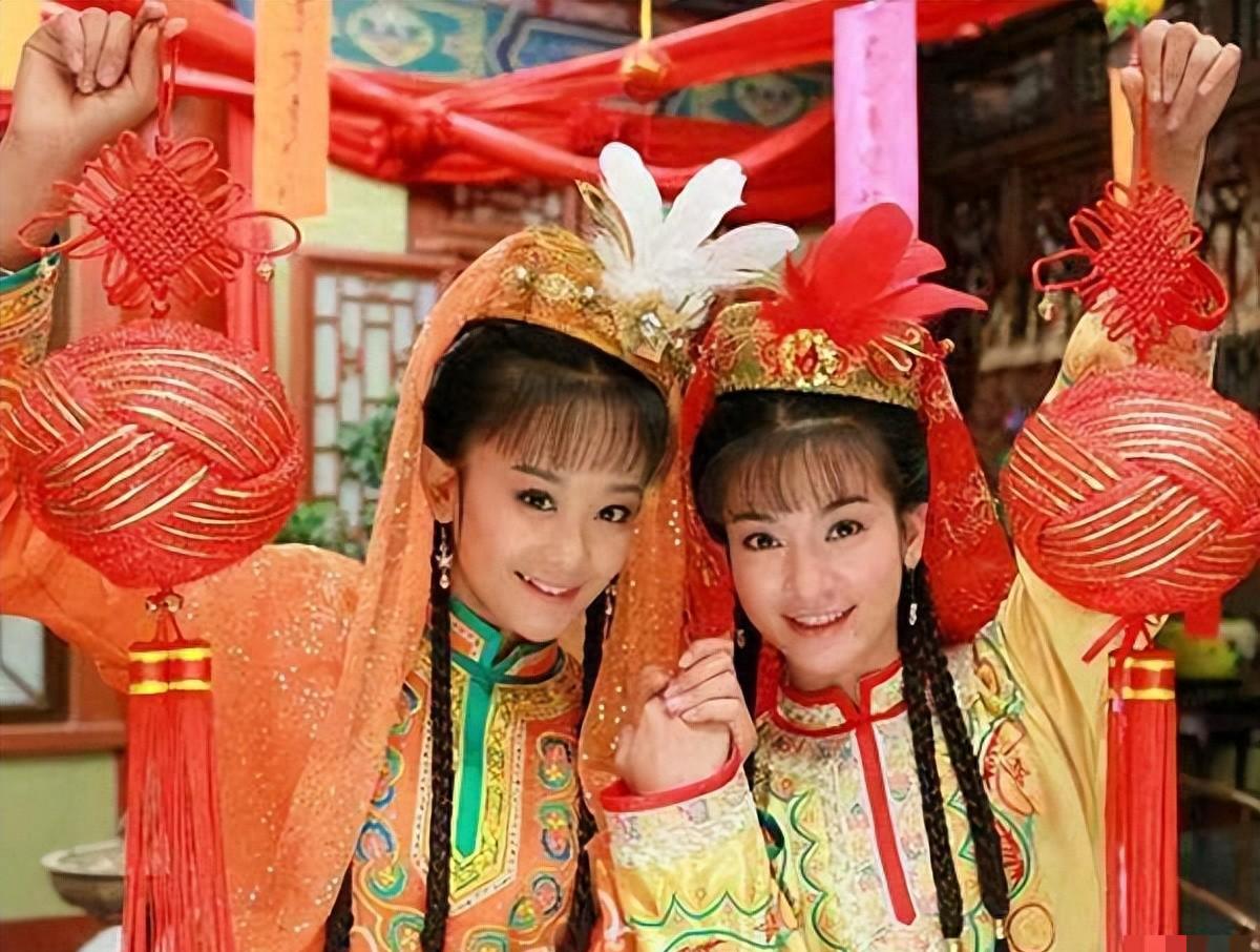 “小丑手”太减分了，这8位女星个个貌美如花，却被手拖后腿