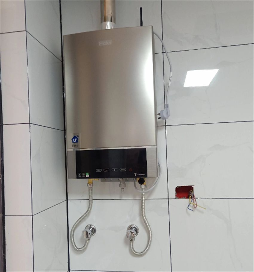 电热水器与燃气热水器哪个费用低,家庭用电热水器还是燃气热水器好