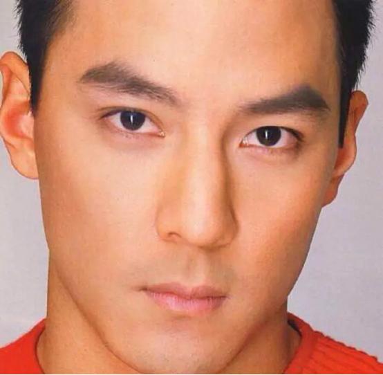 年轻时帅炸天的8位男星，中年后，有人胖快200斤，有人秃成地中海