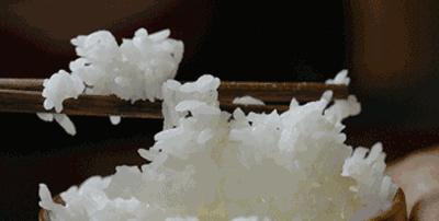 买大米时，先不管贵贱啥牌子，认准米袋“4行字”，就是好大米