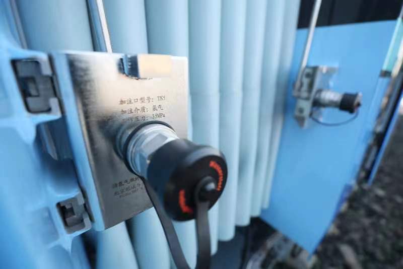 “北京研发、河北制造”，国内首列氢燃料混合动力铰接轻轨车，在河北京车智能制造基地下线