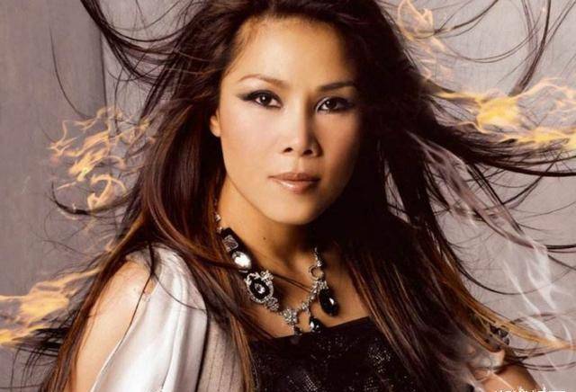 国内发财国外花的7位富豪,国内挣钱国外花的十大明星