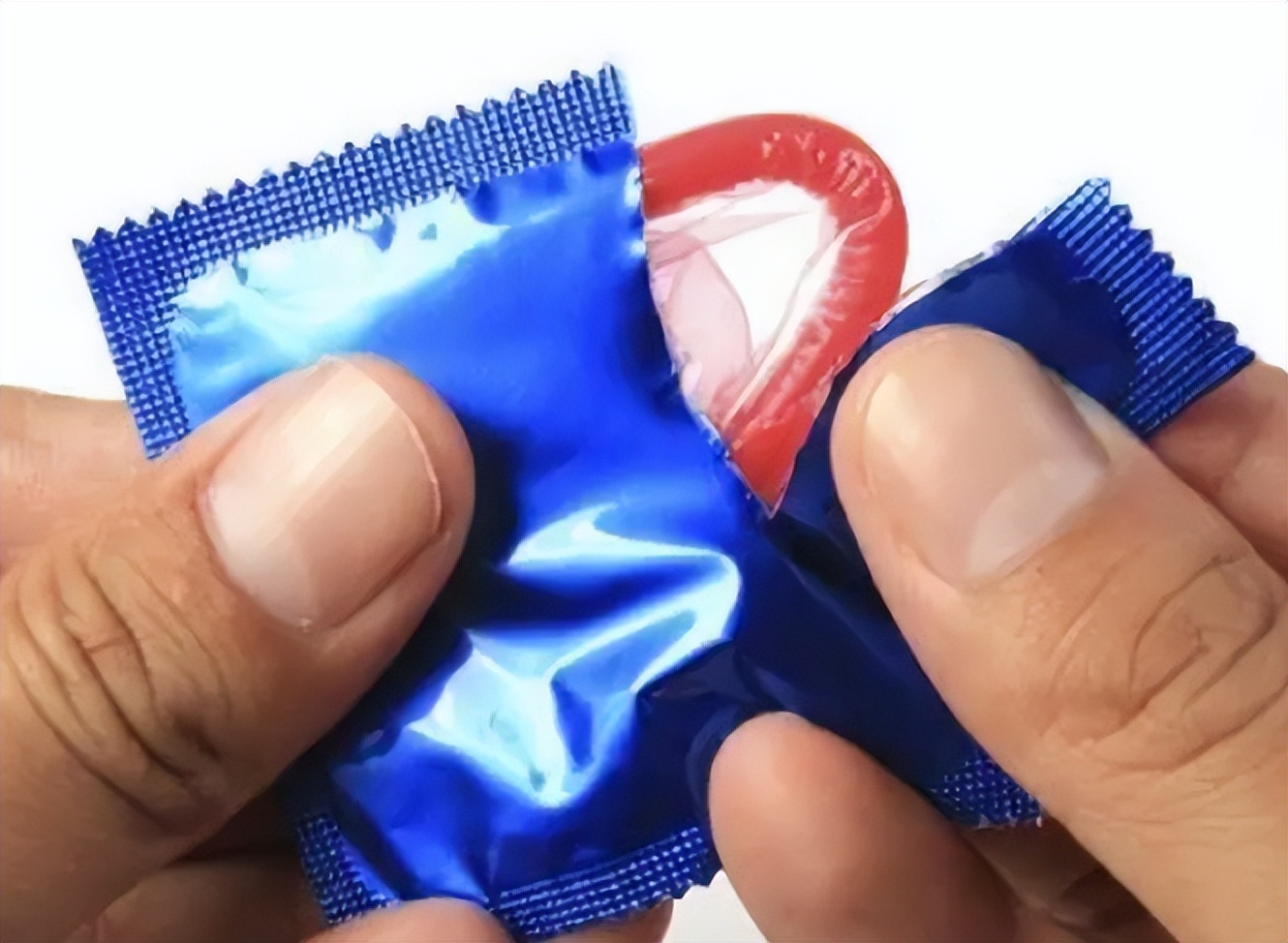 为什么男人不喜欢戴首饰,为什么男人都不喜欢戴戒指