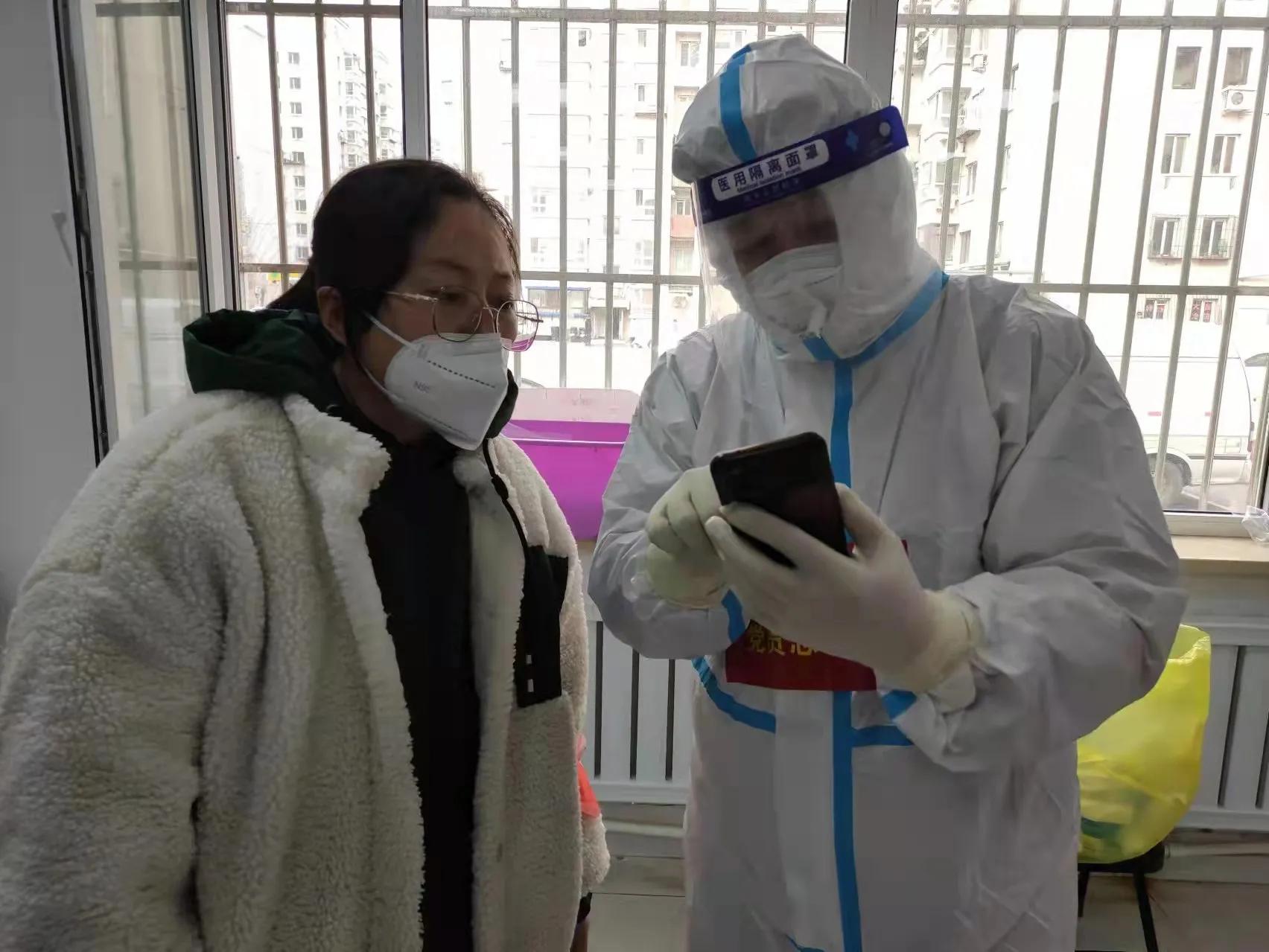 志愿者疫情期间坚持岗位不退,疫情党员志愿者迎难而上