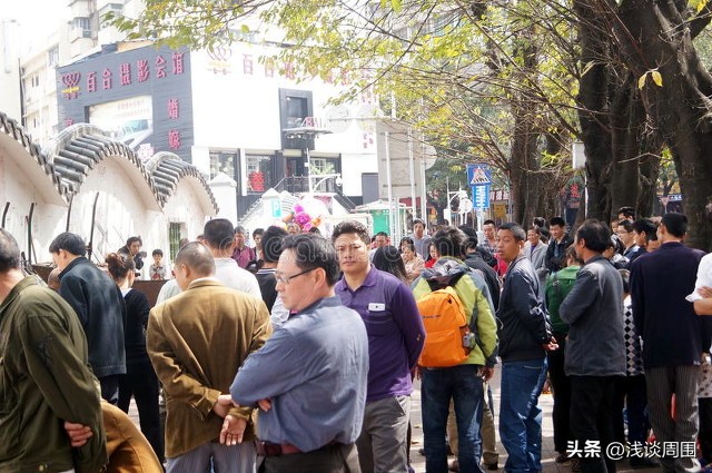 称：“不想再戴绿帽子”，贵州男子街头殴打妻子，女子抱腿求原谅
