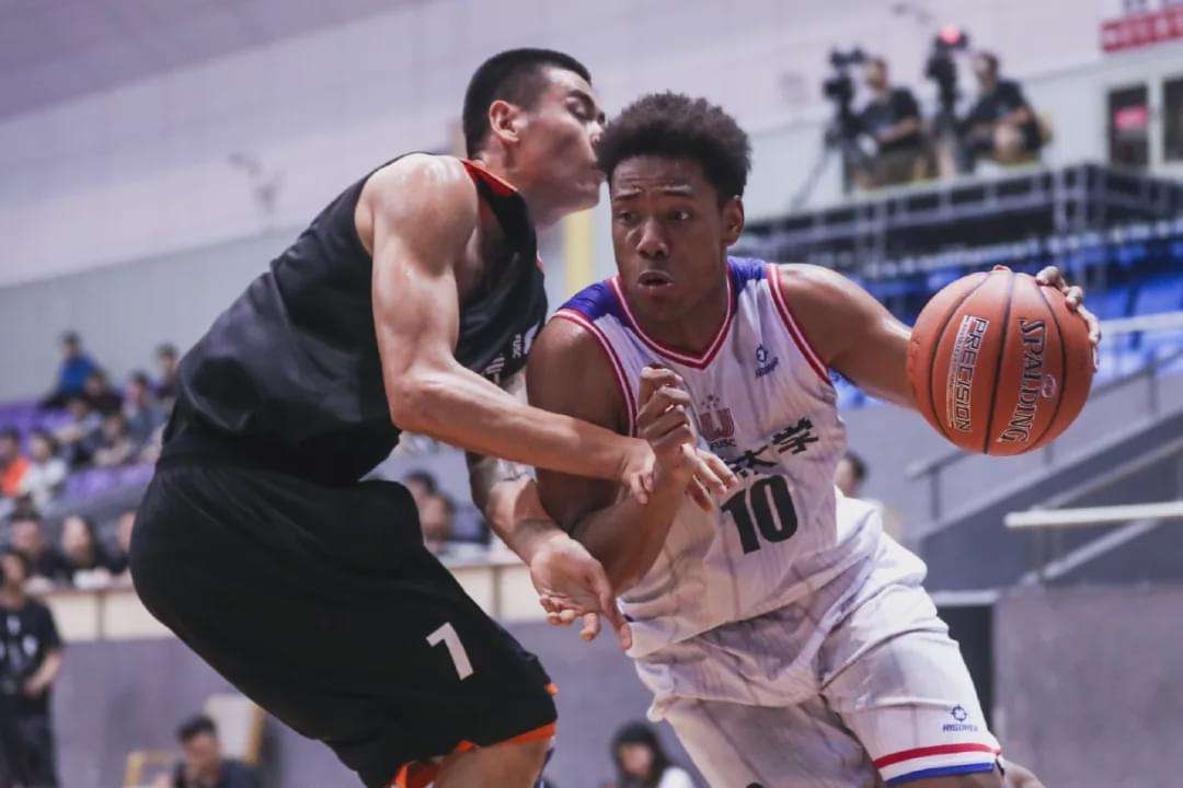 国家队生涯总共才拿5分！那是黑人混血祝铭震在国家队的记录