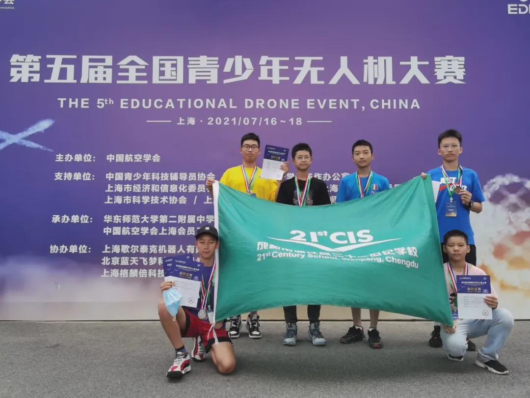 拿奖到手软的学生,拿奖状拿到手软