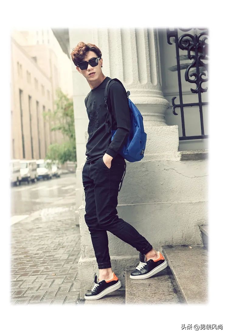 男士白色圆领卫衣怎样穿搭,圆领卫衣里面穿什么打底男士