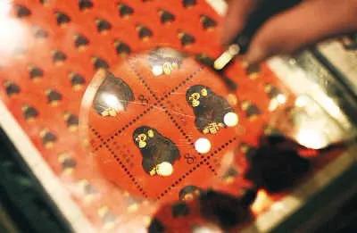 小伙拿一张猴票卖100万,80年代买猴票发财