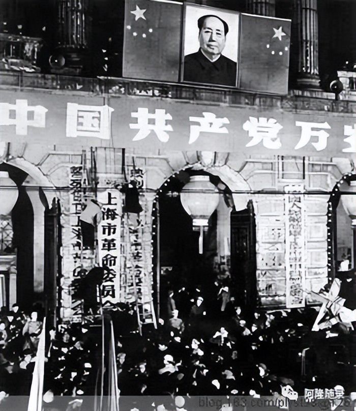 上海汇丰银行大楼正门口,上海外滩的汇丰银行大楼