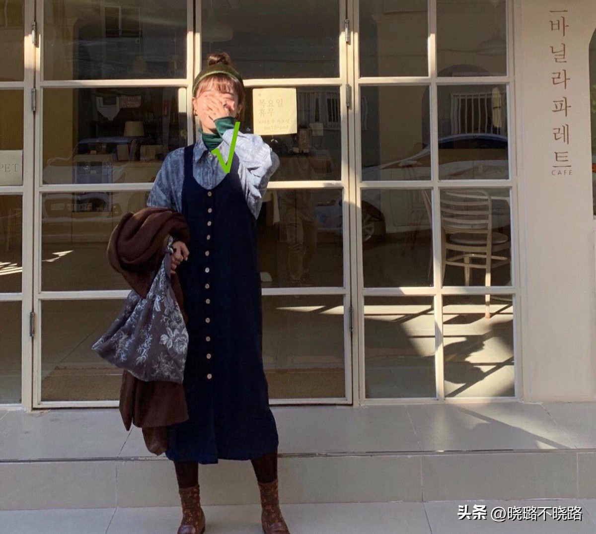 高领衫怎么搭配外套更好看,风衣半高领针织衫搭配