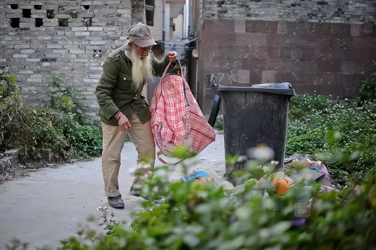 广美裸模爷爷，曾抗美援朝，拾过荒，中过毒，有90后女友
