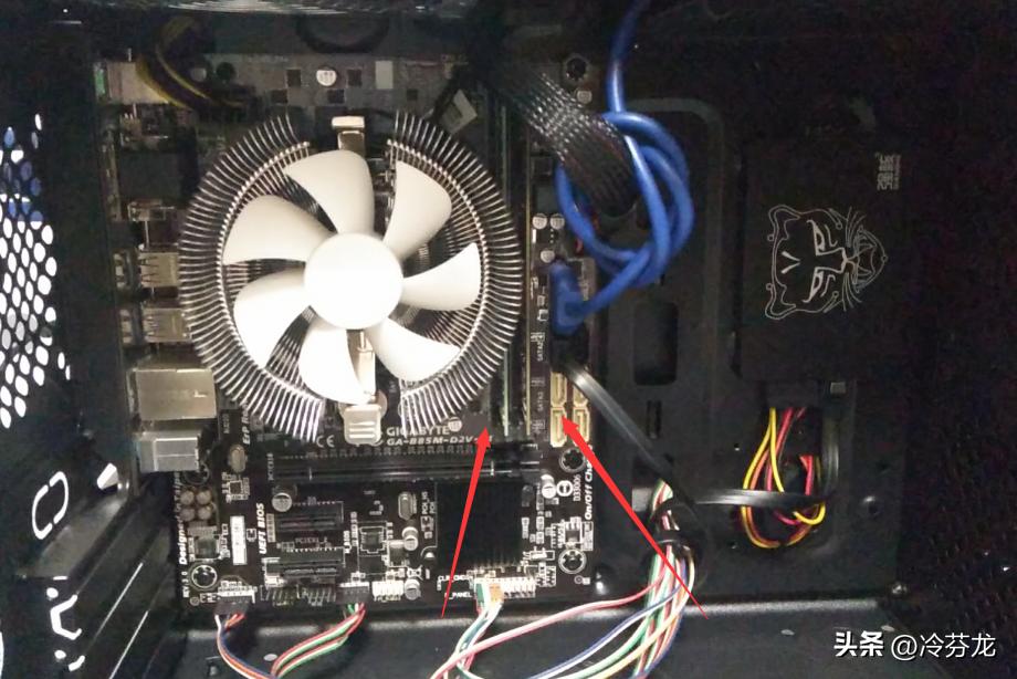 新买的主机开机后，屏幕显示无信号。一招教您解决！