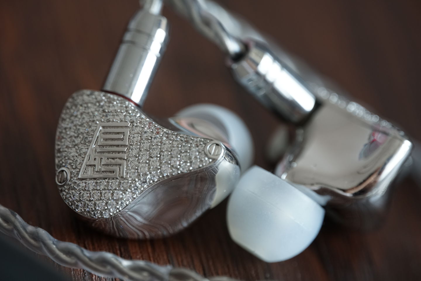 198颗宝石，铂金镀层，微动圈生物振膜，我以为高达9999元