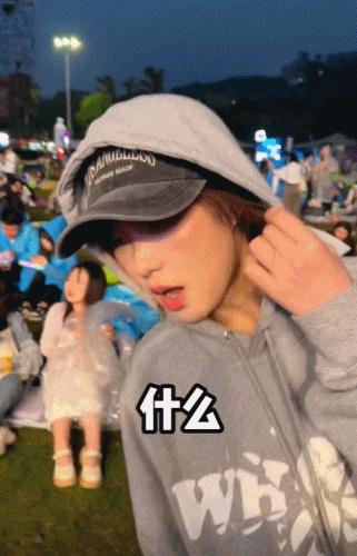 顶腮、挑眉、摸鼻子…全网美女都在模仿“普信男”，细节太到位！