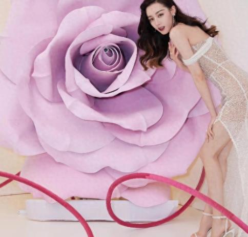 半露*裤内**和下胸？这些女明星派真是把“诱惑”推到了极限