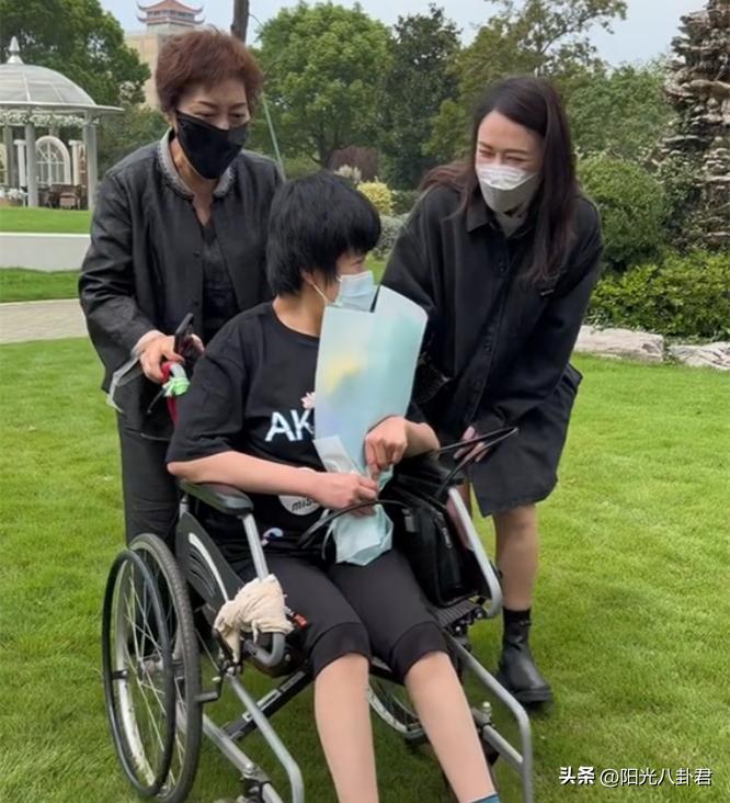 陈乔恩惦念乔任梁一脸笑意惹争议,陈乔恩为乔任梁扫墓