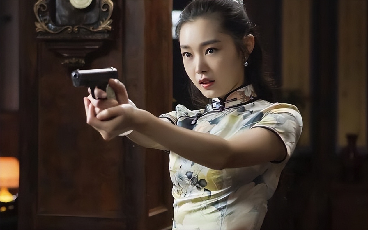 刘嘉玲关晓彤同框,穿旗袍大秀窈窕好身材