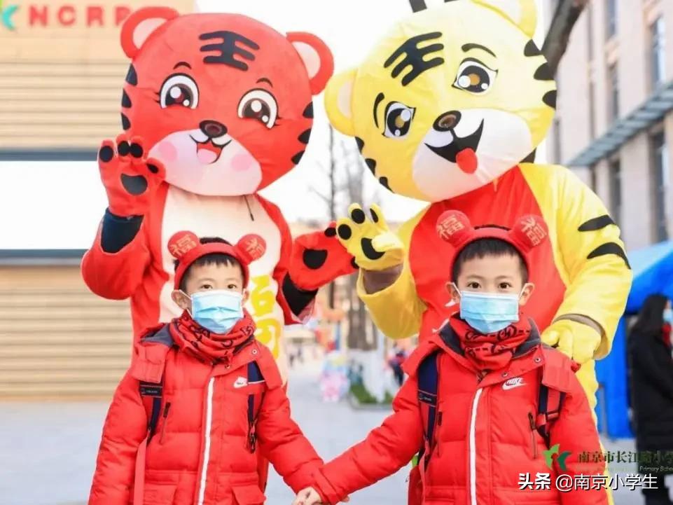 南京市长江路小学一年级开展“畅畅笑笑”乐评园活动