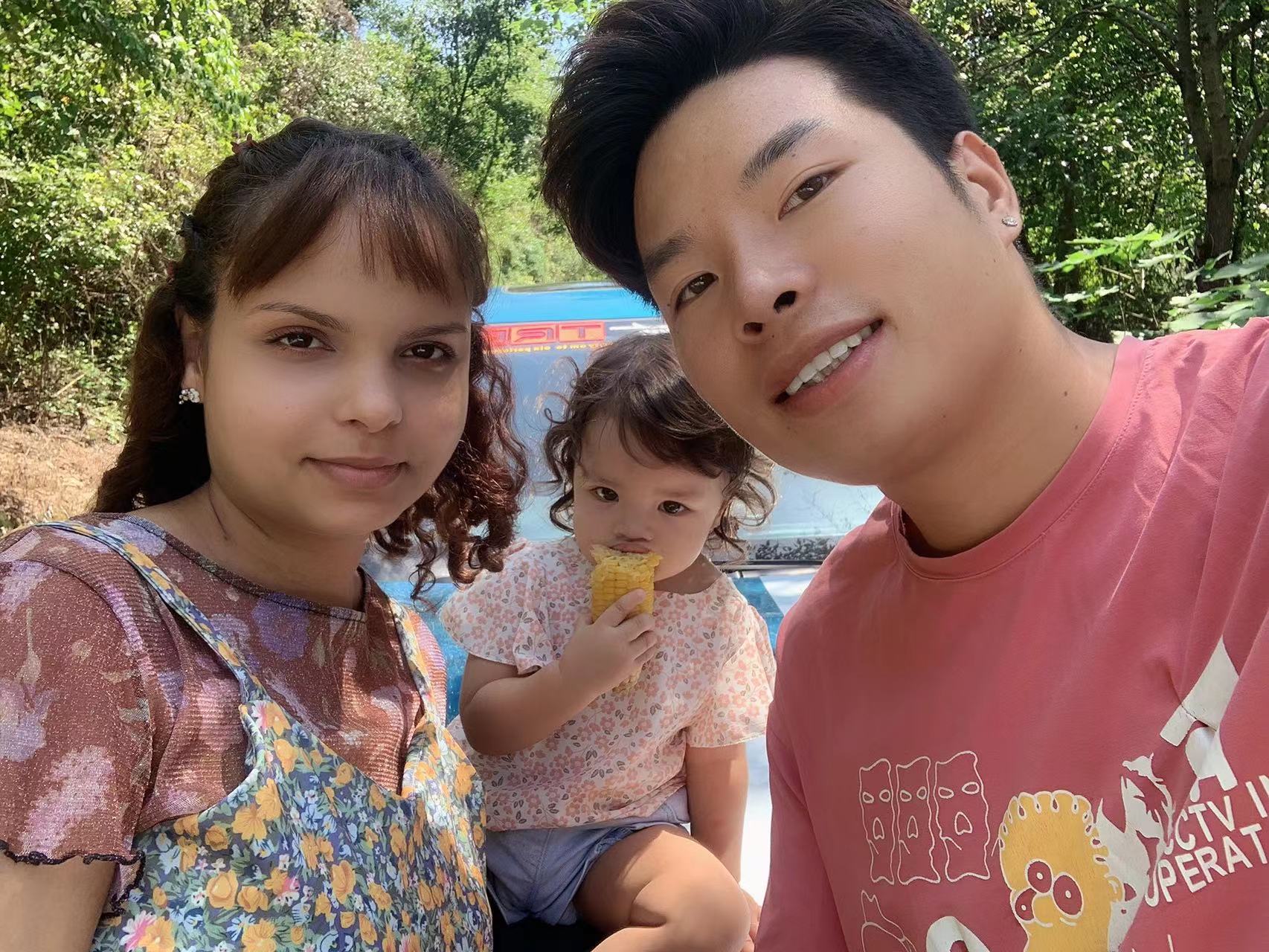 贵州农村小伙娶美国女人,贵州农村小伙娶了一个娃娃脸姑娘