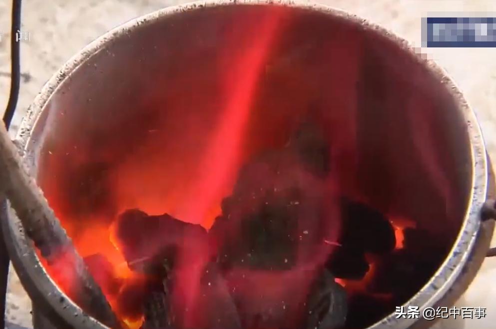 男子街头乞讨赚1000万,男子街头手擦烧红铁链卖药