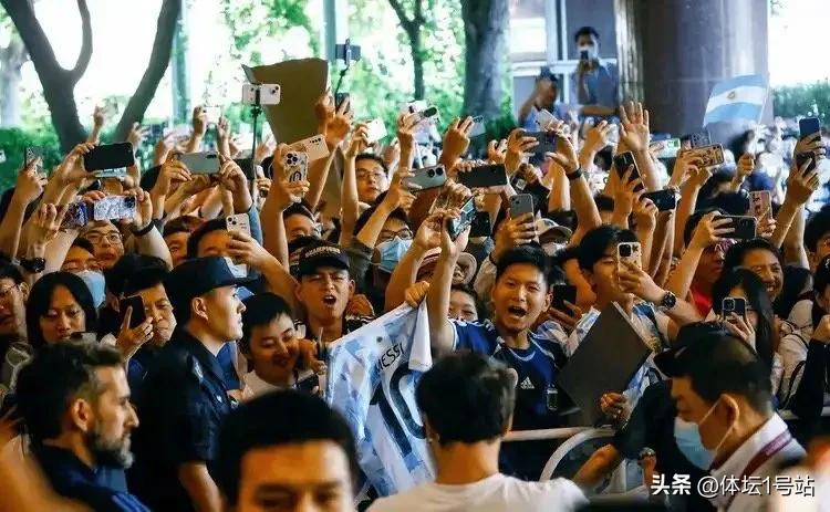 阿根廷球迷梅西吃饭,阿根廷粉丝冲进球场梅西的反应