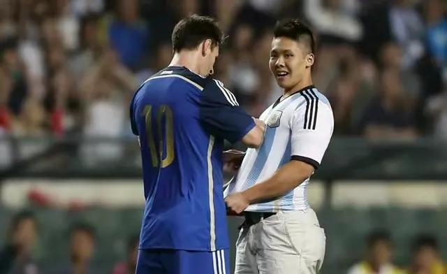 梅西给小球迷签名,梅西给小球迷签名球衣