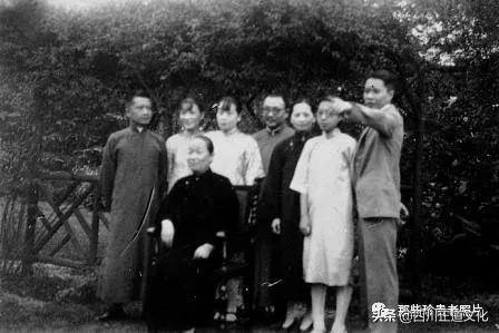 老照片纪念宋庆龄诞辰129周年