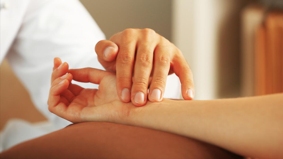 输卵管通而不畅药物治疗,输卵管通而不畅吃什么活血化瘀