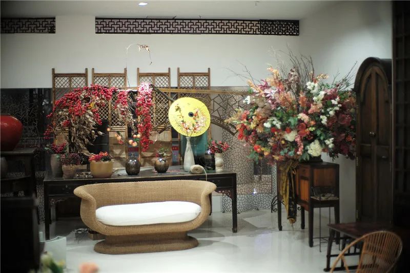 从义乌1平米小摊到拥有2家花店，他把仿真花“插活了”