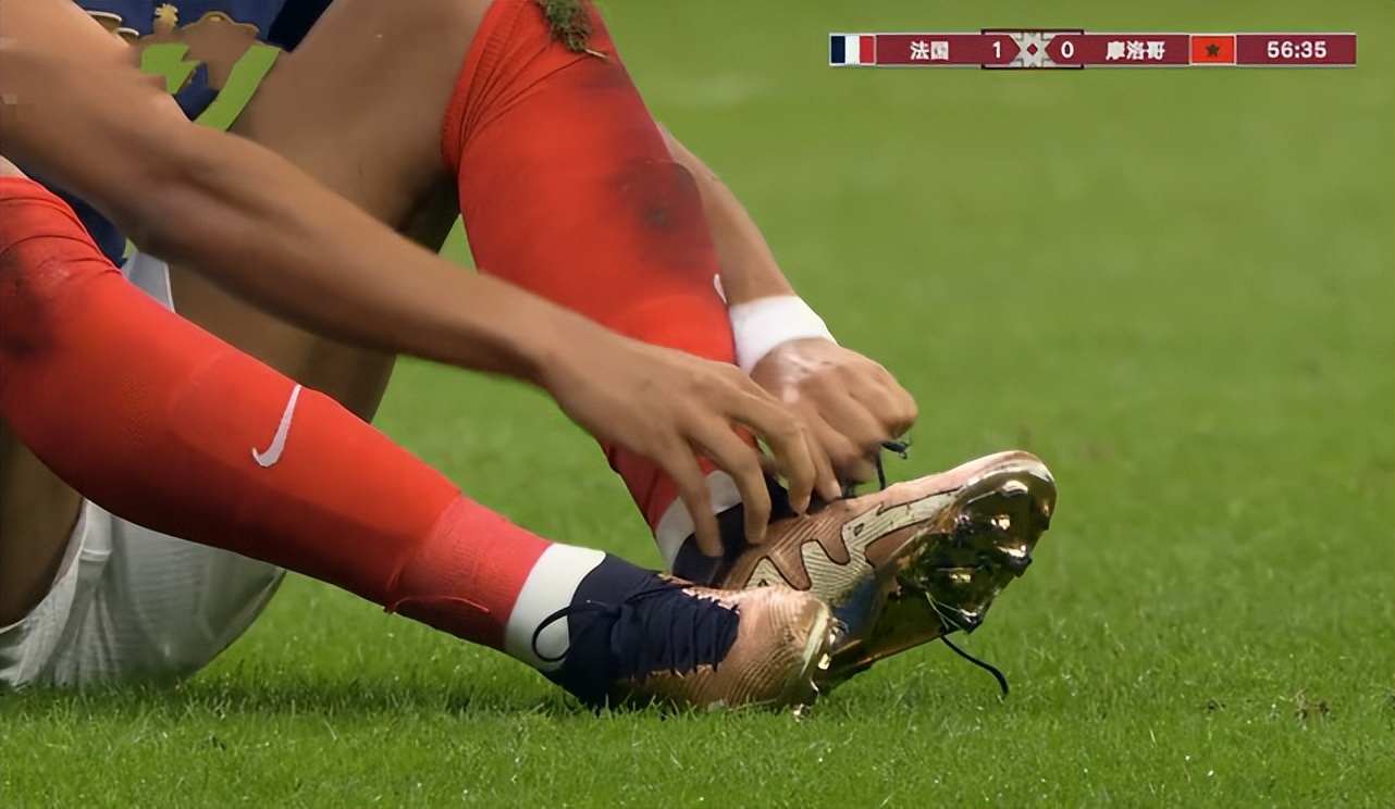 姆巴佩罚丢点球巴黎人反应,姆巴佩遭凶狠飞铲