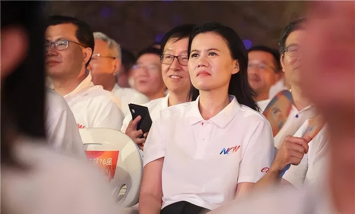 她曾是大学老师，却辞职跟随丈夫创业，最后成董事长，身家225亿