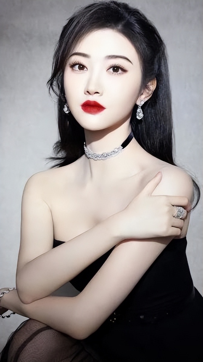 强捧不红景甜：坐拥3.5亿豪宅被张继科拒婚，资源逆天金主成谜