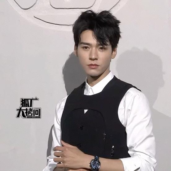 男明星最常见的一个动作,男明星性格素质