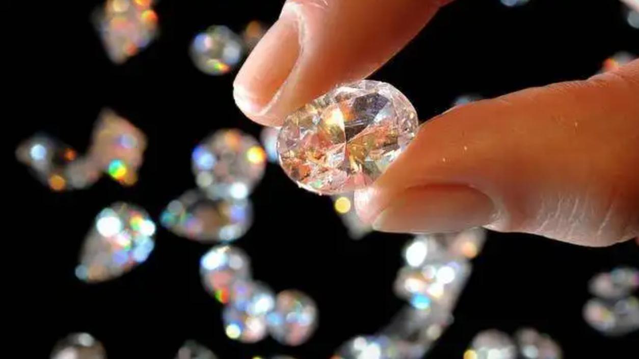 周大福2万的钻戒能卖多少钱,在周大福买的钻戒可以补证吗