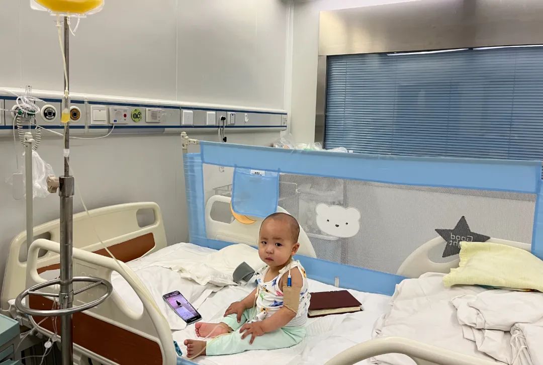 小孩身上长了一个大脓包是什么,男童白色小脓包