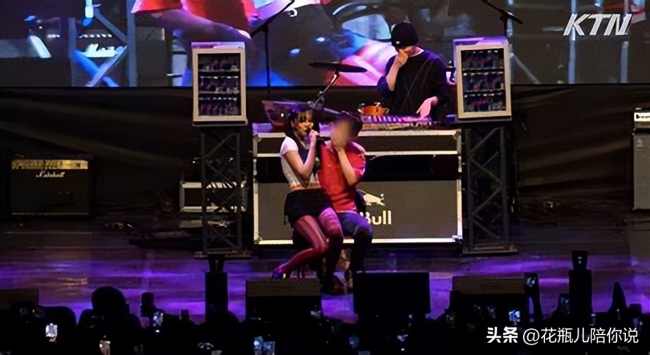 女歌手在舞台表演舔手指摸胯等不雅动作，尽显韩国“本色”