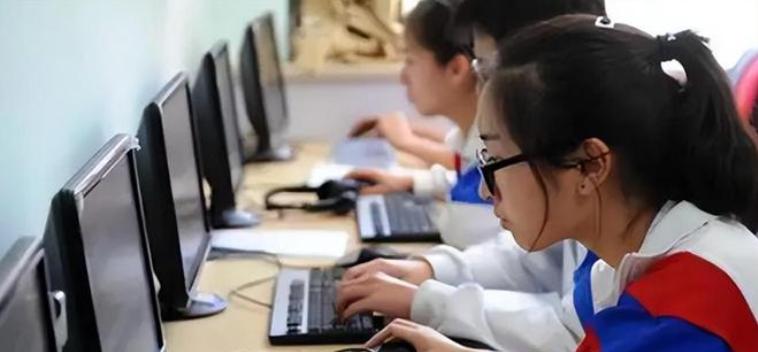 2013年，女孩称自己高考586分，再次查询却发现，只剩下了364分