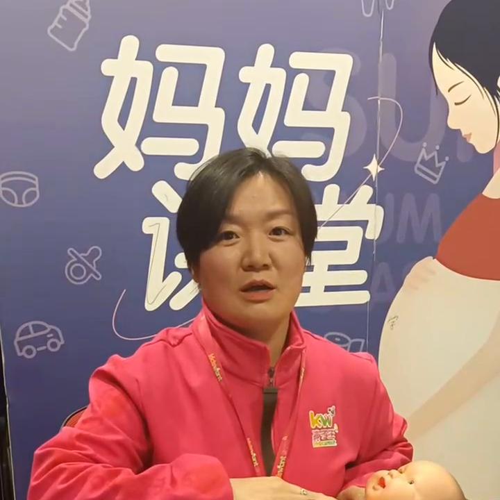 宝宝长牙了，牙齿该怎么护理呢？关注孩子王，学习更多育...