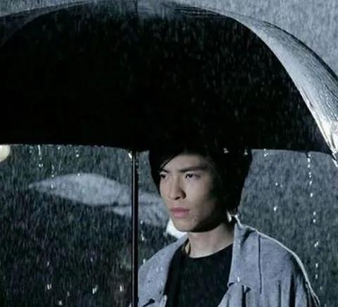 年龄小的嫁给年龄大明星,女人娶大明星要三思