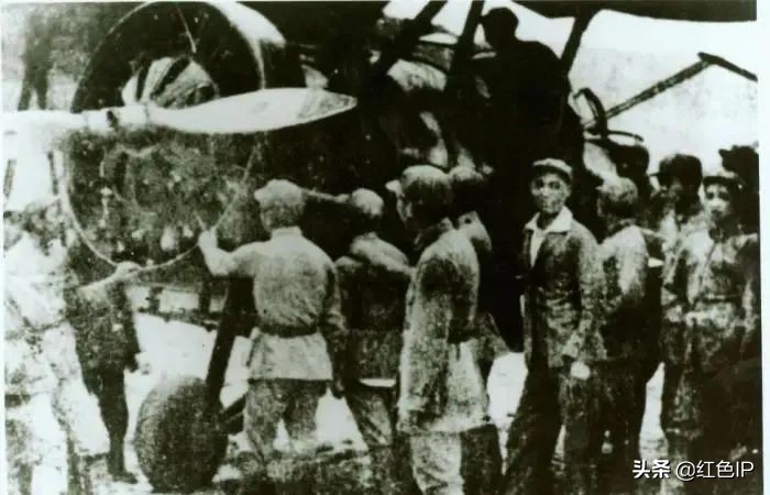 泥瓦匠出身的开国中将刘忠，被*小平邓**称“护驾有功”