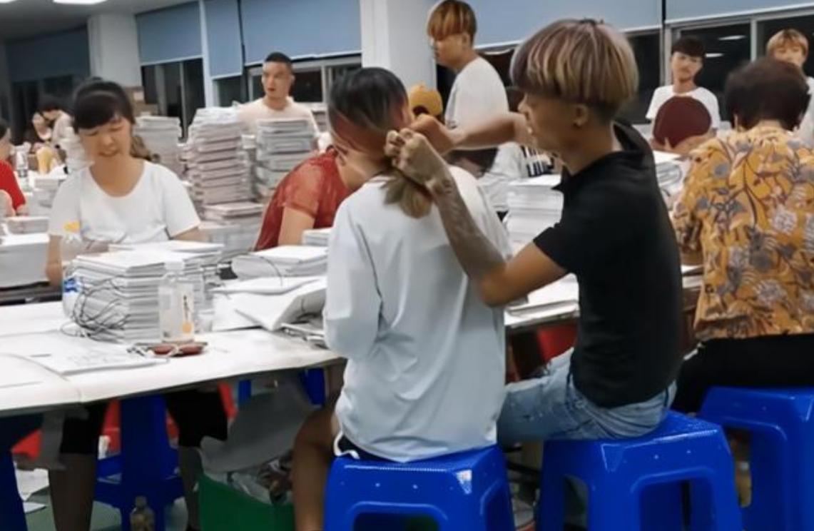 工厂女生追男生,工厂女孩追男孩的原视频