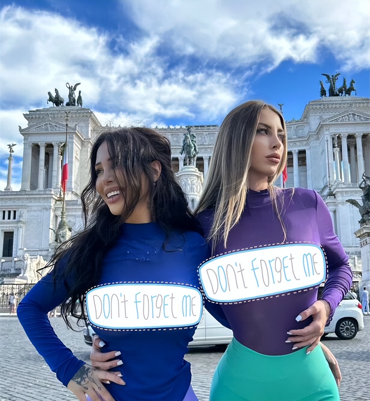 两名意大利模特穿吊带在斗兽场外拍照，被网友怒斥：这是公共场合