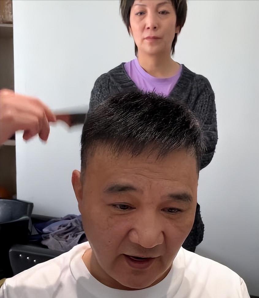 浙江宁波,老公秃顶老婆看着心烦,戴上假发又有危机感:男人真难