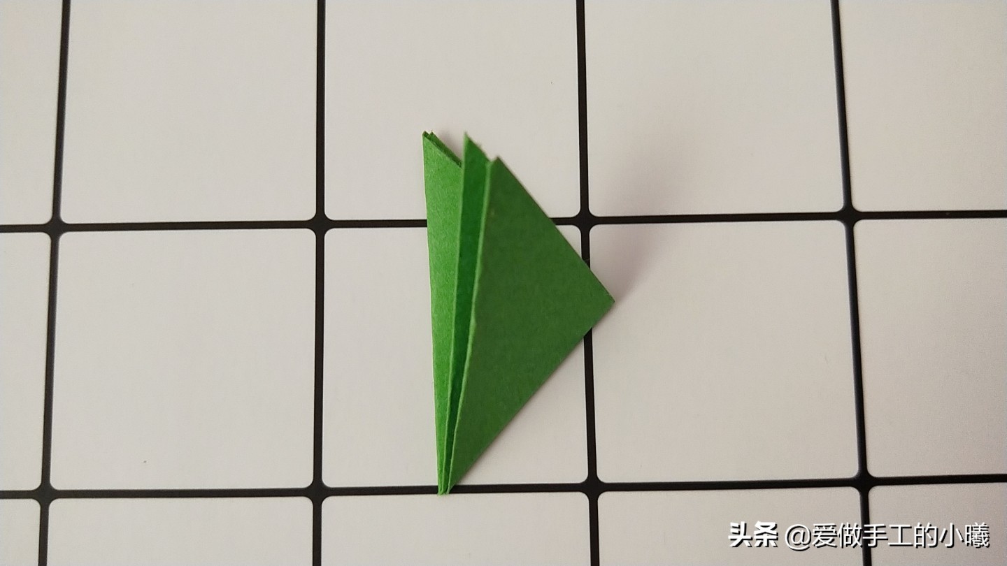 折纸小草最简单的折法,怎么用小星空纸折一个简单的手工