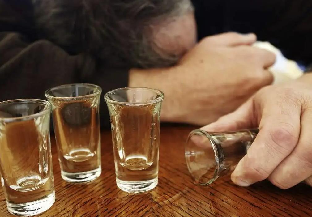 33岁酗酒20年，喝出了股骨头坏死，怎么办？中医这一方可以治！