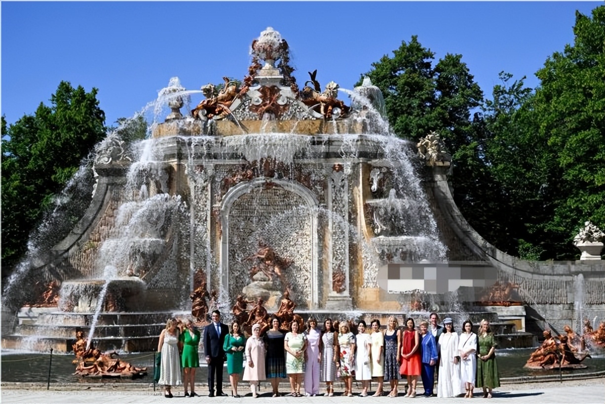 北约领导人夫人合影,北约峰会夫人