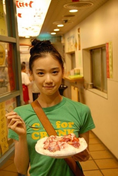 36岁苍井优怀孕，老公是搞笑艺人大她8岁，婚前对她闺蜜表白10年