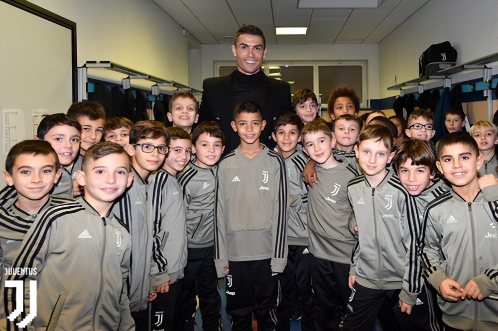 十二岁的c罗和迷你罗踢球,迷你罗对c罗的重要性